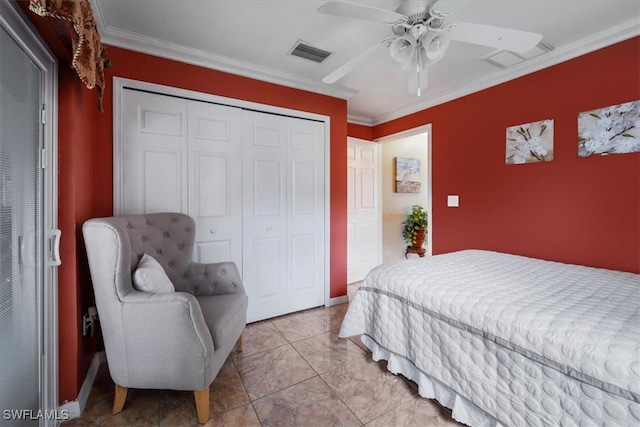 bedroom with crown molding, ceiling fan, and a closet