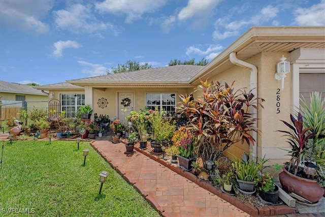 view of front of property featuring a front lawn