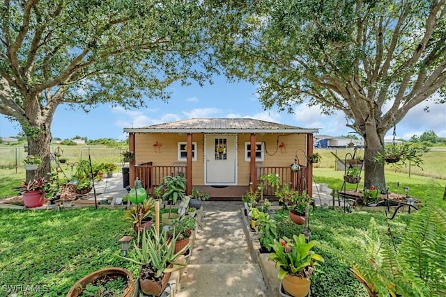 view of front of home featuring a front lawn