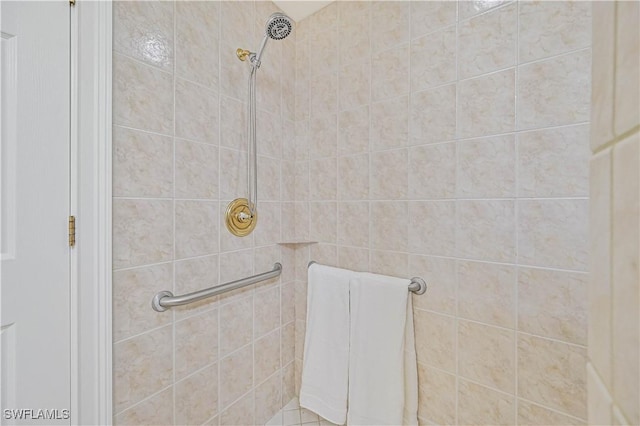 bathroom featuring tiled shower