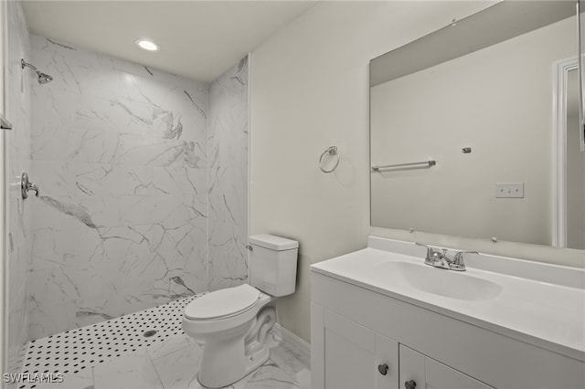 bathroom with tiled shower, toilet, and vanity