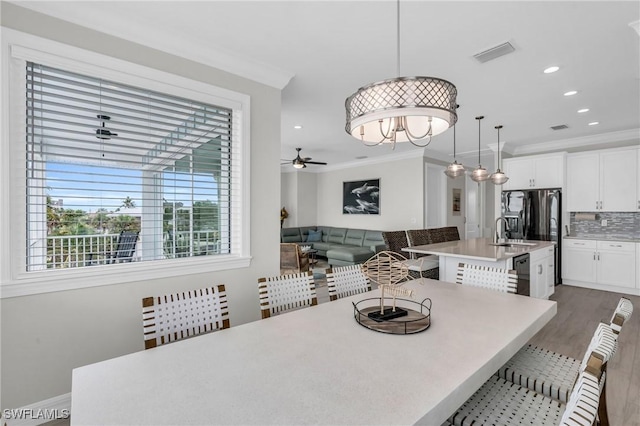 dining area featuring visible vents, dark wood-style floors, ceiling fan, crown molding, and recessed lighting