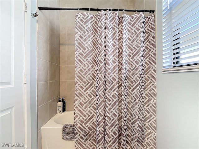 bathroom featuring shower / tub combo