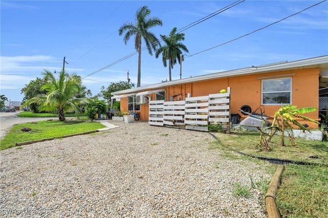 view of front of house featuring an outdoor structure