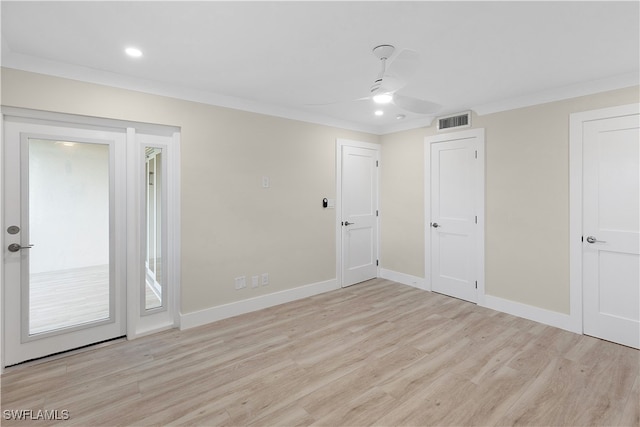 unfurnished room with light wood finished floors, baseboards, visible vents, ceiling fan, and crown molding