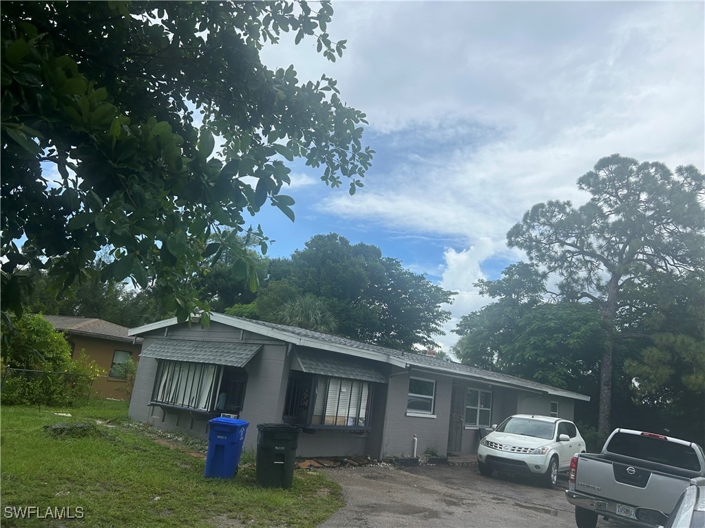 view of front facade featuring a front yard