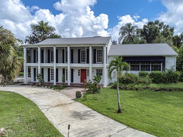 view of front of house featuring a front lawn