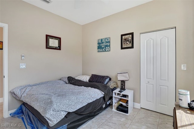 bedroom with ceiling fan and a closet