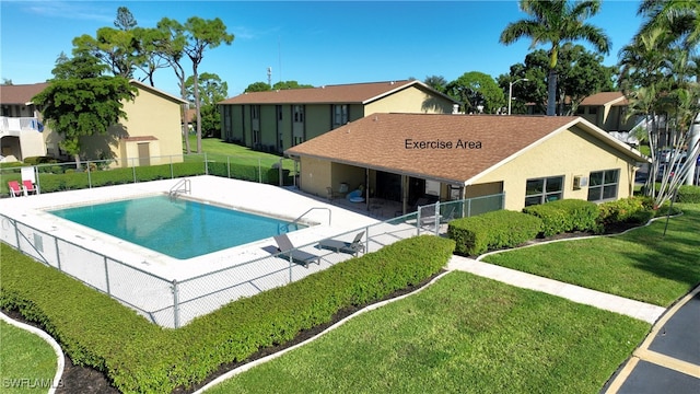 view of swimming pool featuring a yard