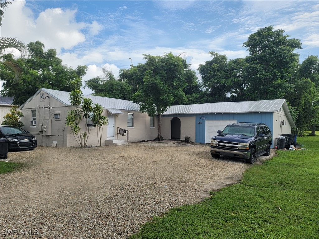 view of front of house featuring a front lawn