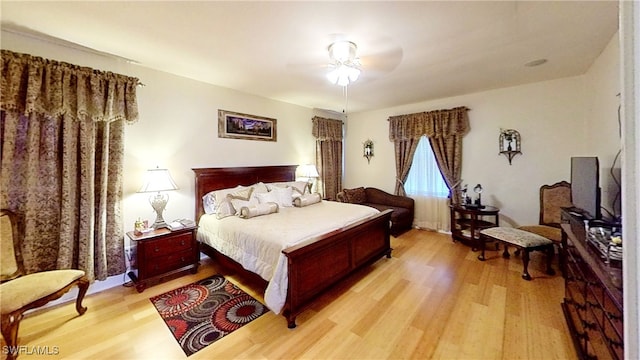 bedroom featuring light hardwood / wood-style floors and ceiling fan