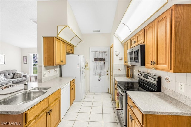 kitchen featuring a sink, visible vents, backsplash, and stainless steel appliances