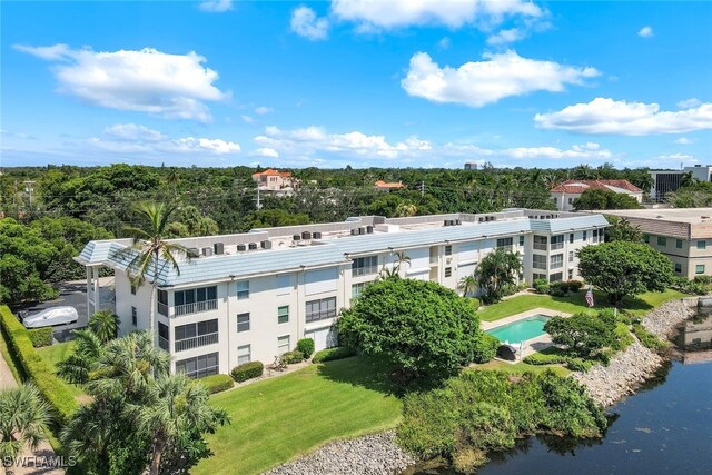 bird's eye view featuring a water view