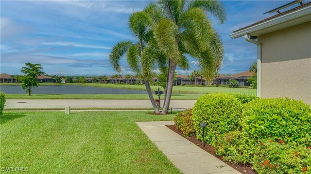 view of yard featuring a water view