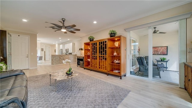 living area with crown molding, light wood-style floors, ceiling fan, and recessed lighting