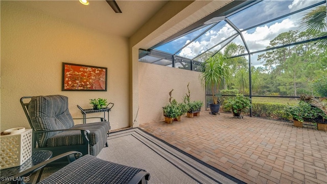 sunroom featuring ceiling fan