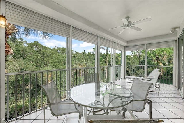 sunroom featuring ceiling fan