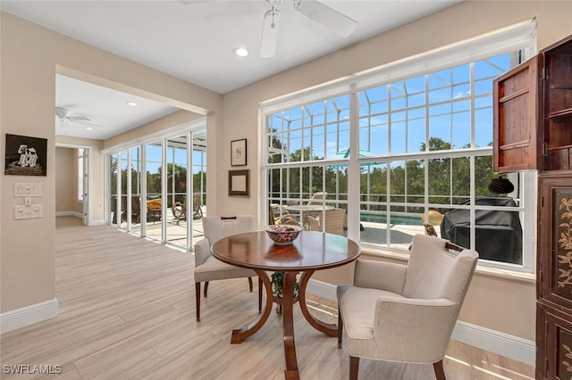 sunroom with ceiling fan