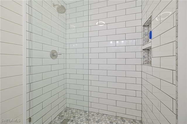 bathroom featuring tiled shower