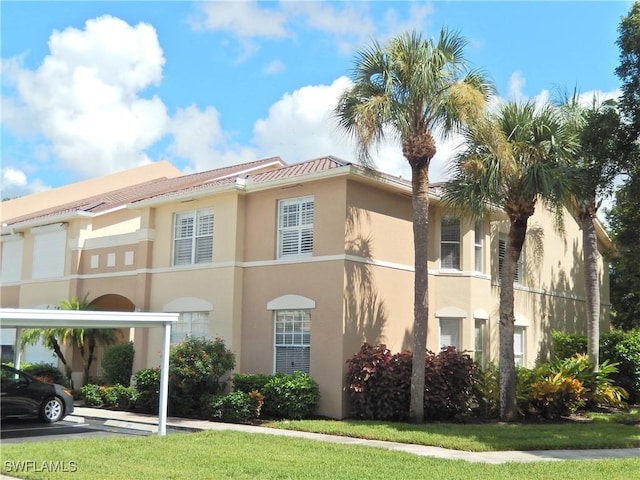 view of front of property with a front yard