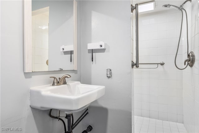 bathroom featuring a tile shower