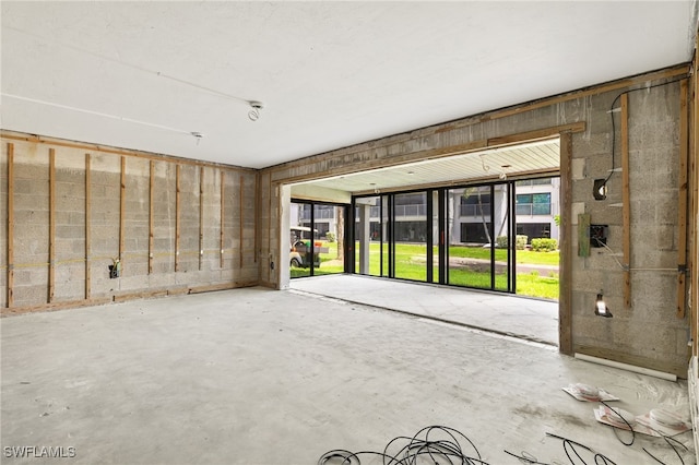 spare room featuring concrete flooring