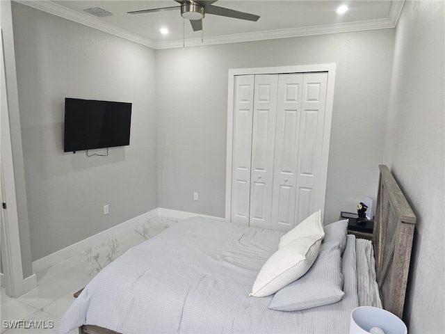 bedroom featuring crown molding, ceiling fan, and a closet