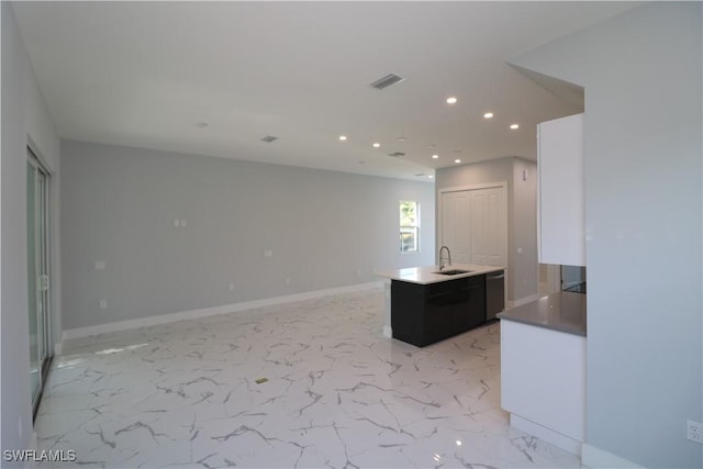 kitchen featuring an island with sink, recessed lighting, a sink, marble finish floor, and open floor plan