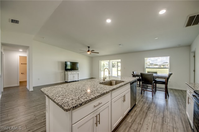 kitchen featuring appliances with stainless steel finishes, a kitchen island with sink, sink, ceiling fan, and light wood-type flooring