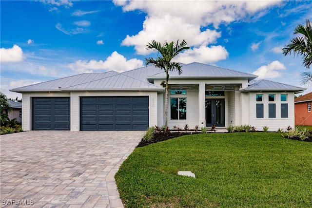 view of front of property featuring a front lawn and a garage