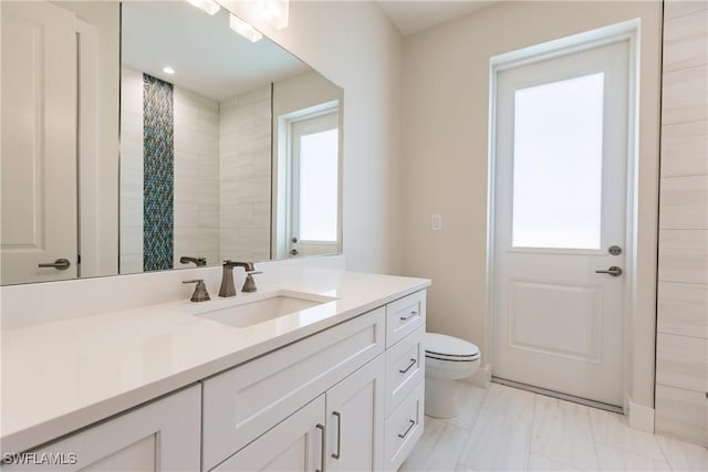 bathroom with a shower with shower curtain, vanity, and toilet