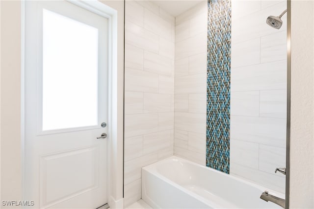 bathroom featuring tiled shower / bath combo