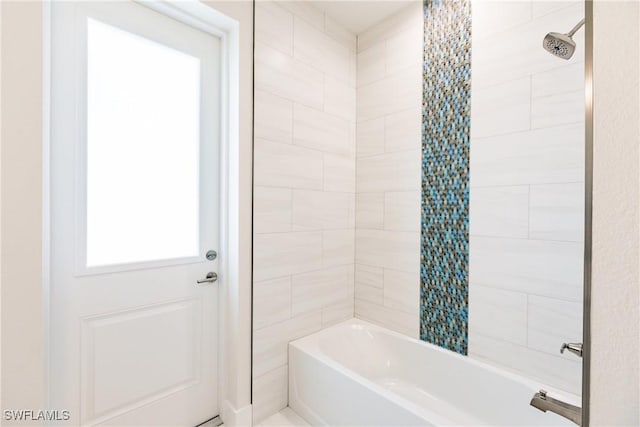 bathroom with tub / shower combination