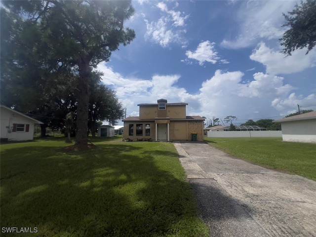 view of front facade featuring a front yard