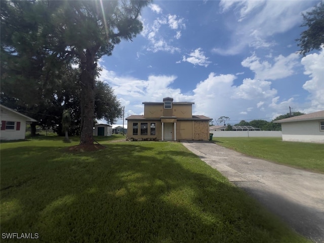 view of front of property featuring a front yard