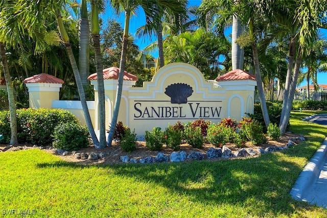 community sign with a lawn