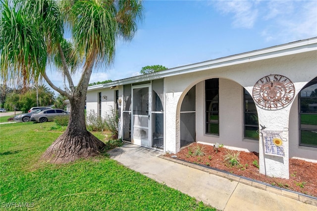 property entrance featuring a yard