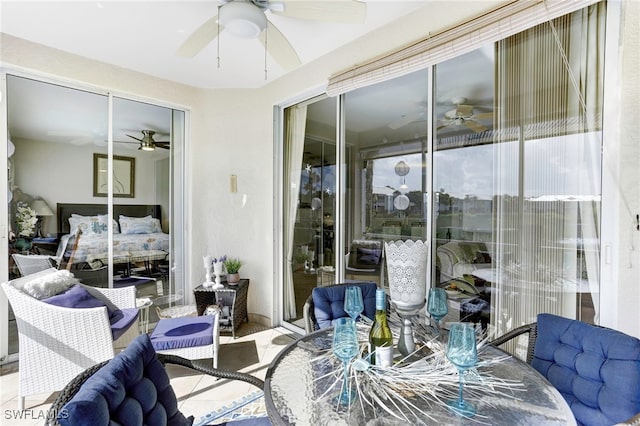 sunroom with ceiling fan