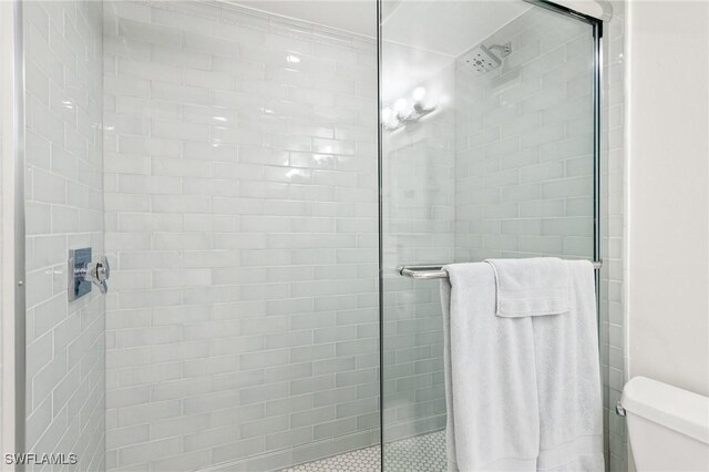 2777 W Gulf Dr Unit 109, Sanibel, FL 33957 - bathroom featuring a tile shower and toilet