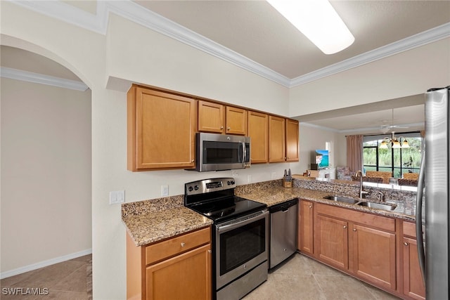 kitchen with sink, an inviting chandelier, appliances with stainless steel finishes, light tile patterned floors, and crown molding