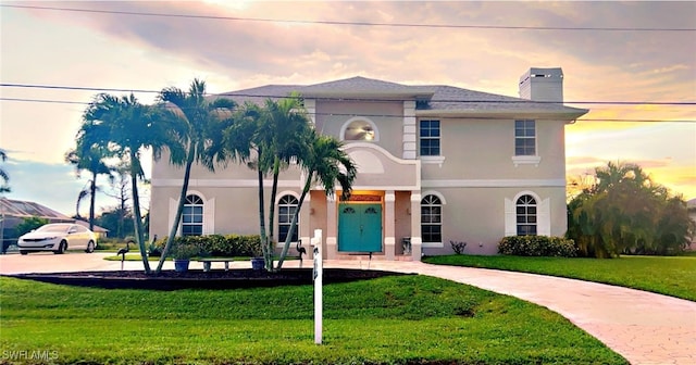 view of front of property featuring a yard