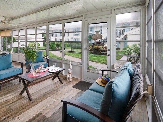 sunroom with ceiling fan