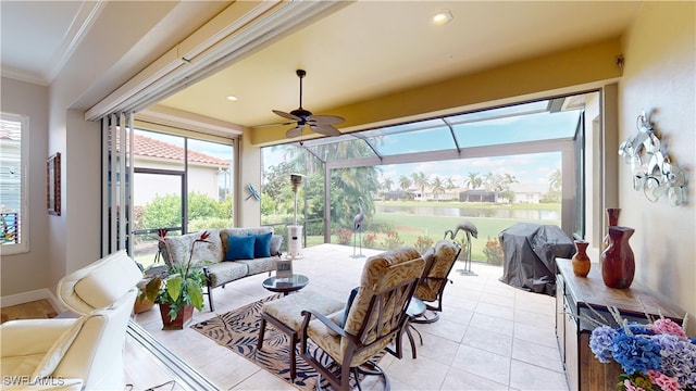 sunroom with ceiling fan