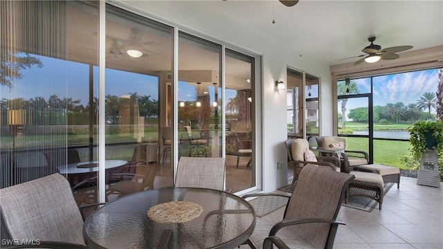 sunroom with ceiling fan