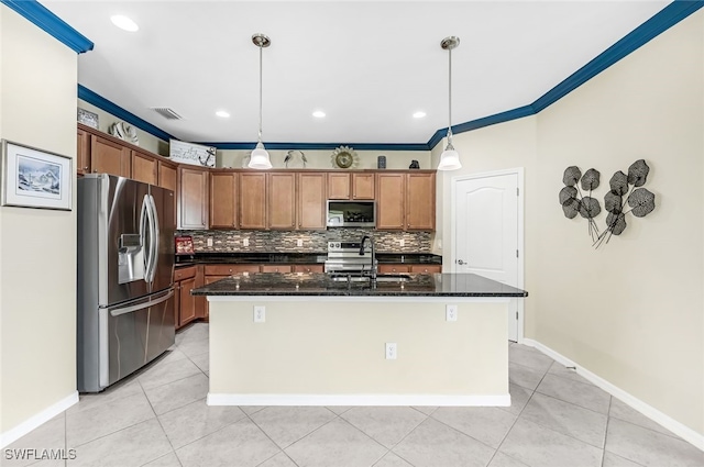 kitchen with appliances with stainless steel finishes, decorative light fixtures, a kitchen island with sink, and crown molding