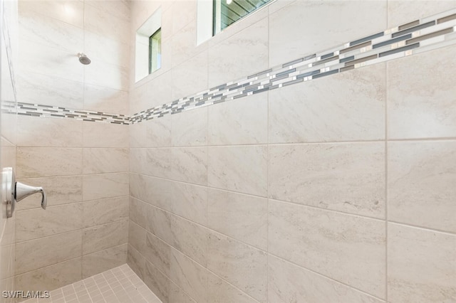 bathroom featuring a tile shower