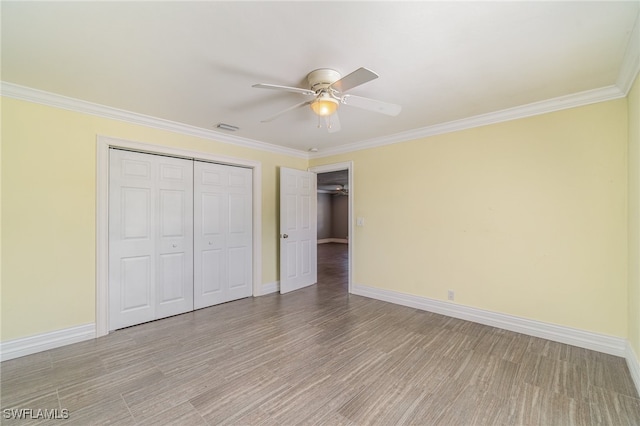 unfurnished bedroom with a closet, ceiling fan, light hardwood / wood-style floors, and ornamental molding