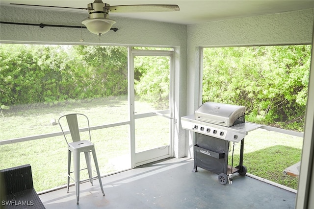 sunroom / solarium featuring ceiling fan