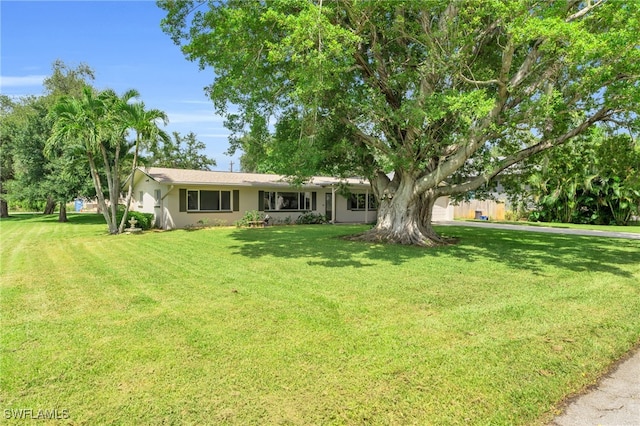 single story home with a front lawn