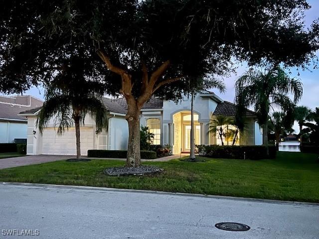 view of front of home featuring a front yard